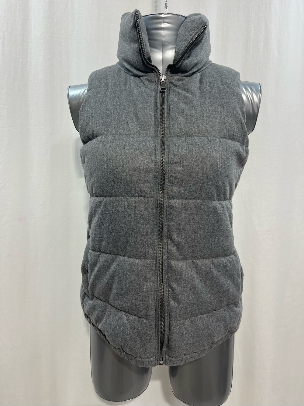 Old Navy Charcoal Gray Quilted woman’s Puffer Vest - Sleeveless Zip Front 1728